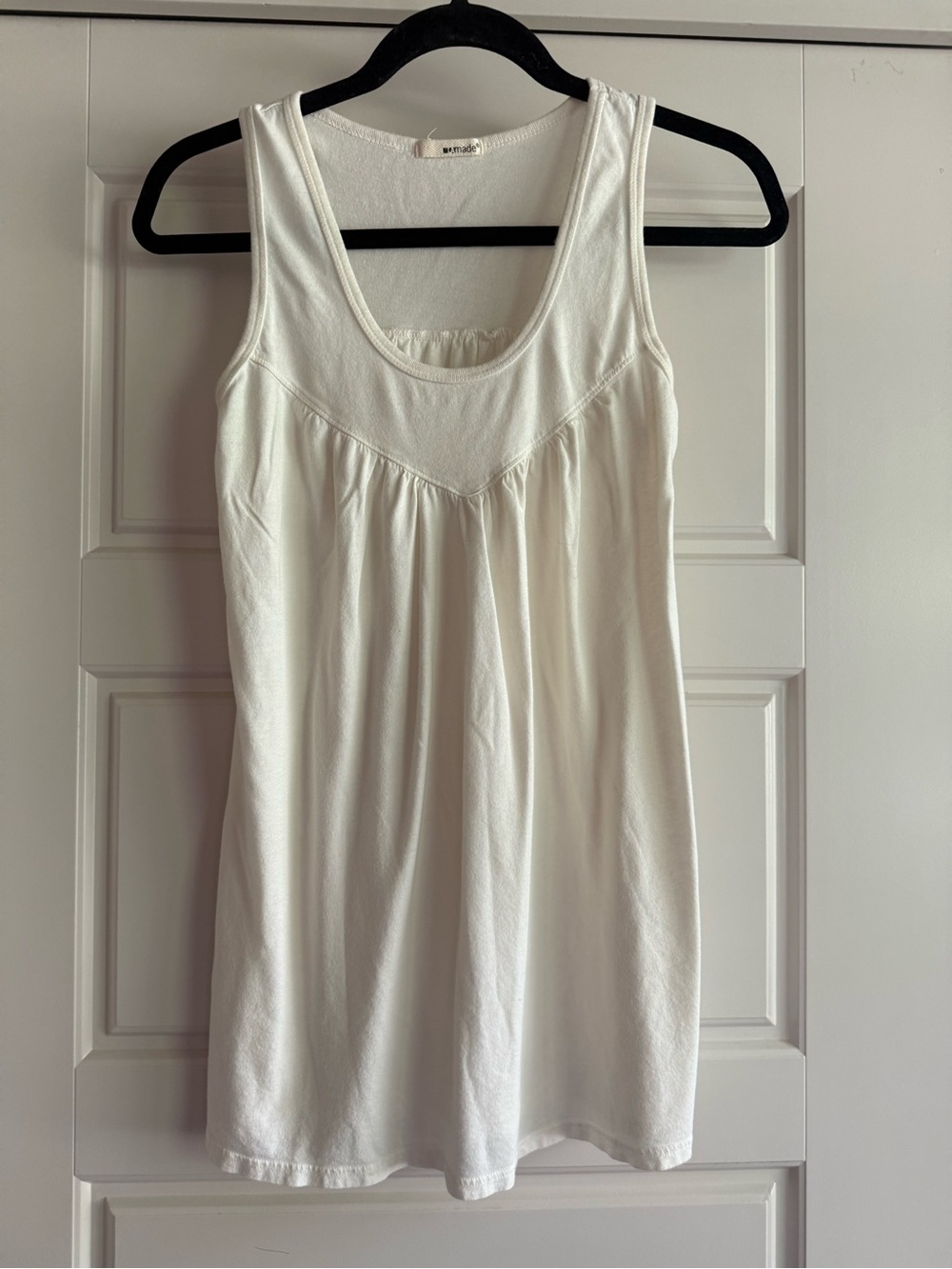 White Sleeveless Scoop Neck Tank Top - Unbranded